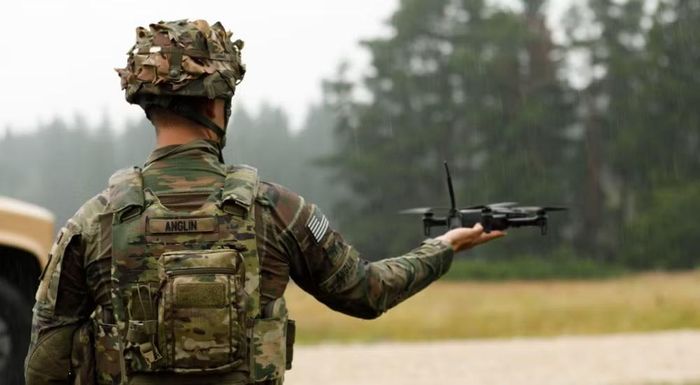 Song song với việc mở rộng lực lượng drone, Hàn Quốc cũng đầu tư phát triển các hệ thống chống UAV, gồm vũ khí laser, vũ khí vi sóng công suất cao và phương thức tác chiến mới cho phép từng quân binh chủng chủ động giám sát, đánh chặn thay vì phụ thuộc vào một bộ chỉ huy tập trung.