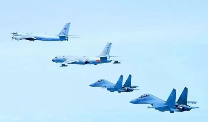 Trong khi đó, Moskva và Bắc Kinh khẳng định các chuyến bay nằm trong khuôn khổ hoạt động an ninh chung tại biển Nhật Bản và khu vực Tây Thái Bình Dương.