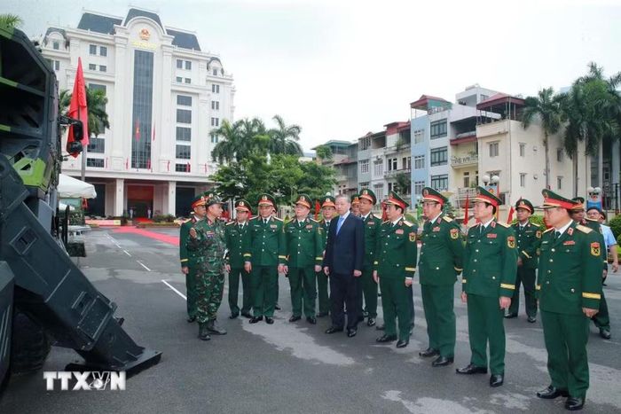 Tổng bí thư, Chủ tịch nước Tô Lâm tham quan triển lãm của Pháo binh-Tên lửa. (Ảnh: Trọng Đức/TTXVN) 