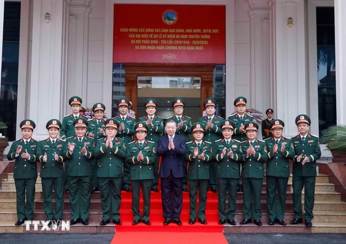 Tổng Bí thư, Chủ tịch nước Tô Lâm, Bí thư Quân ủy Trung ương và các đại biểu. (Ảnh: Thống Nhất/TTXVN)
