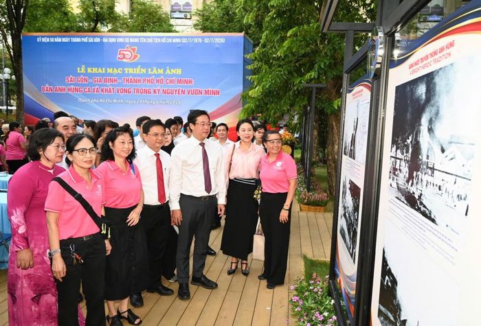 Các đại biểu tham quan triển lãm. Ảnh: Quốc Thanh.