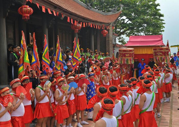 Khu vực tắm tượng thánh được quây kín bằng vải đỏ. Chỉ những người được Ban tổ chức lễ hội chỉ định trước mới được phép vào bên trong.