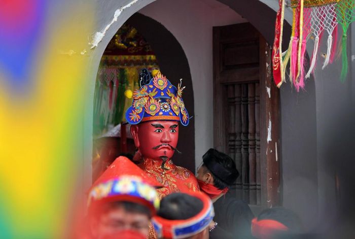 Tượng thánh được đưa ra khu vực sân đình một cách cẩn thận để bắt đầu nghi lễ mộc dục với đội phù giá hùng hậu.