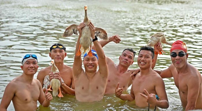 Niềm vui của đội dành chiến thắng trong hội thi bắt vị kịch tính.