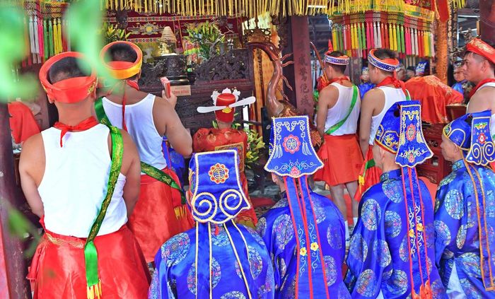 Đội tế thực hiện nghi thức tế lễ trong đình.