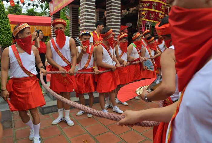 Cùng ngày (chiều ngày 15/5 âm lịch), diễn ra lễ mộc dục (tắm tượng thánh).