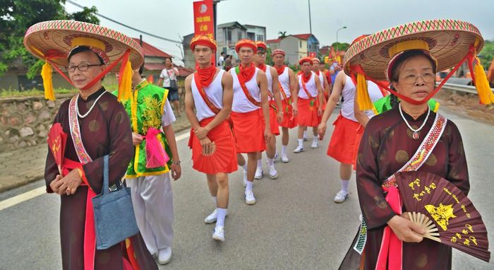 Hai phù giá nữ (đội nón quai thao) phải là người làng Chèm, lấy chồng ở làng, nhưng phải góa chồng, từ 60 tuổi trở lên, có phẩm chất đạo đức tốt, ngoại hình ưa nhìn. Hai phù giá nữ sẽ theo hầu kiệu của Đức Bà, làm lễ mộc dục cho Đức Bà, được ví như con gái của Đức Bà.