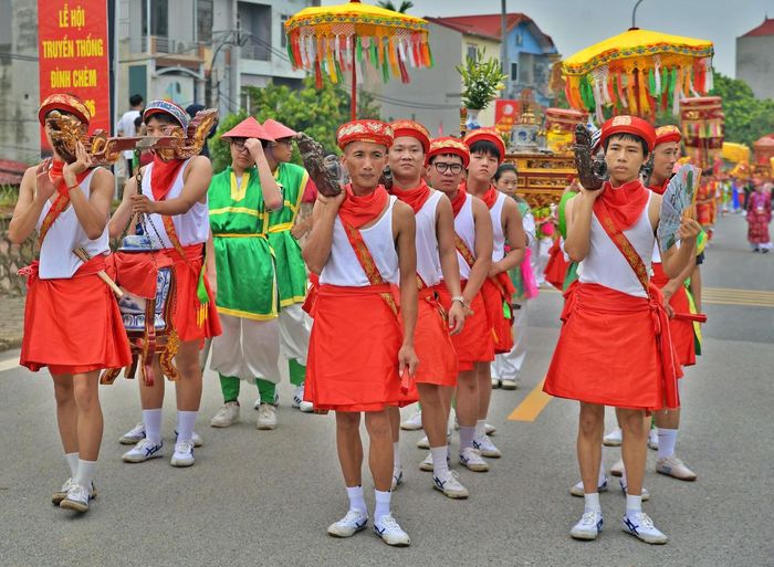 Hình ảnh đội phù giá mặc "váy cuốn" rước nước trở thành dấu ấn riêng, góp phần tạo nên bản sắc của Lễ hội đình Chèm.