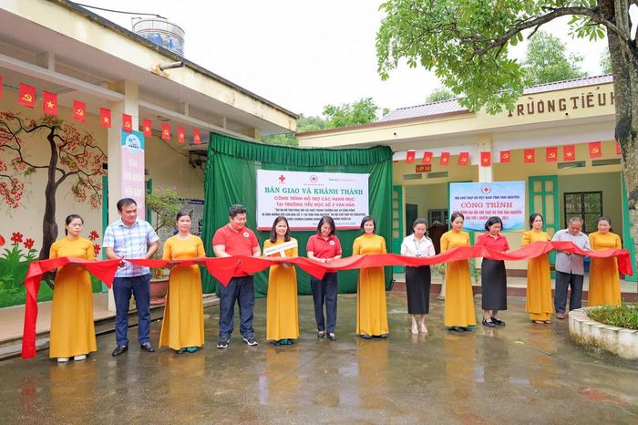 Bàn giao công trình nhân đạo.