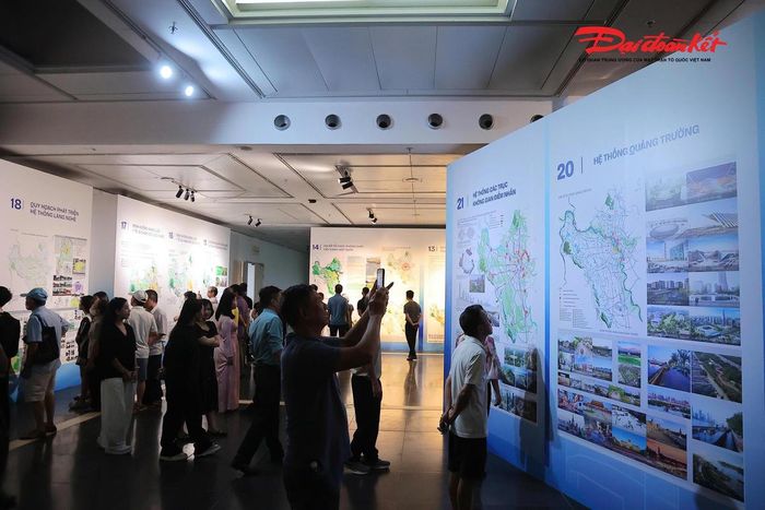 Không gian trưng bày được bố trí tại sảnh tầng 1 và tầng 4 của bảo tàng, giới thiệu hệ thống bản đồ, sa bàn, hình ảnh, mô hình và các nội dung trực quan về định hướng phát triển đô thị Hà Nội trong nhiều thập niên tới.