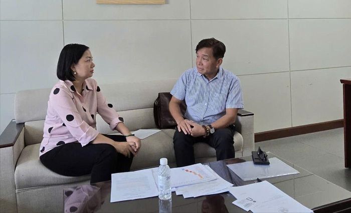  Ông Nguyễn Thanh Hải trình bày với PV Báo Pháp Luật TP.HCM về việc căn nhà bị đổi chủ dù vợ chồng ông chưa được nhận đủ tiền bán nhà. Ảnh: TRẦN LINH 