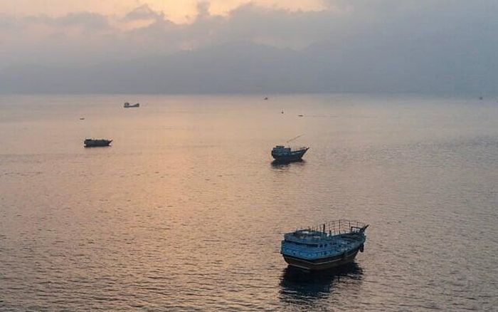  Tàu thuyền neo đậu ngoài khơi bán đảo Musandam ở phía bắc Oman, gần eo biển Hormuz, ngày 27-6. Ảnh: AFP 
