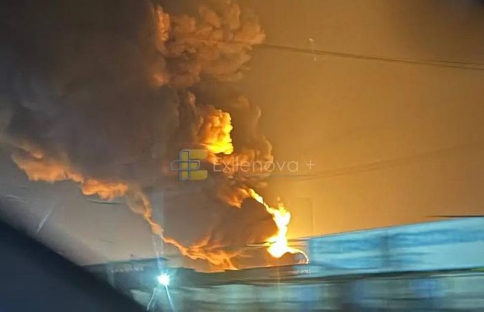  Hình ảnh được cho là chụp nhà máy lọc dầu bốc cháy tại thành phố Slavyansk-on-Kuban của Nga sau cuộc tấn công bằng UAV của Ukraine ngày 28-6. Ảnh: Exilenova_plus/Telegram 