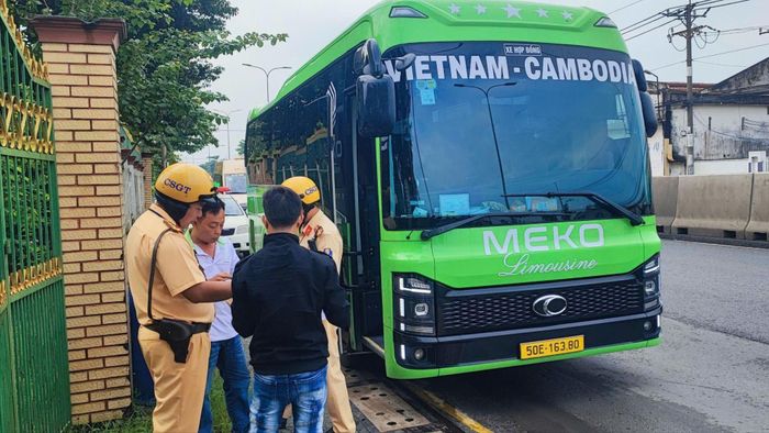  CSGT đang kiểm tra điều kiện vận hành phương tiện kinh doanh vận tải. Ảnh: THY NHUNG 