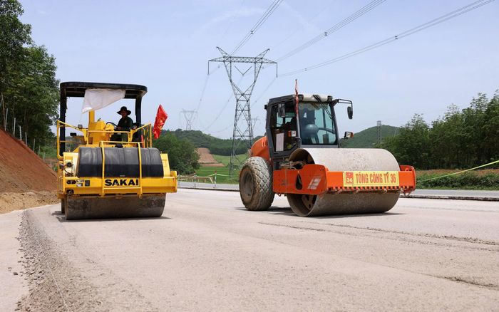 Tinh thần thi công "3 ca, 4 kíp", "vượt nắng, thắng mưa", làm việc xuyên lễ, xuyên Tết đã trở thành hình ảnh quen thuộc trên nhiều đại công trường cao tốc. 
