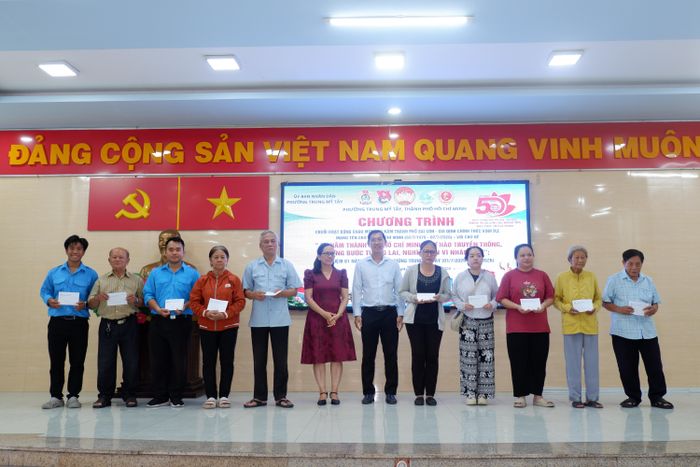  Những phần quà được trao tận tay các gia đình chính sách, thể hiện truyền thống "Đền ơn đáp nghĩa", "Uống nước nhớ nguồn". 