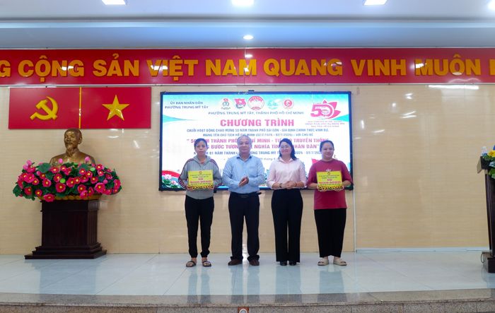  Ông Lê Văn Cường, Phó Bí thư Thường trực Đảng ủy phường Trung Mỹ Tây, trao Sổ an sinh - Gắn kết cộng đồng cho người lao động có hoàn cảnh khó khăn trên địa bàn phường. 