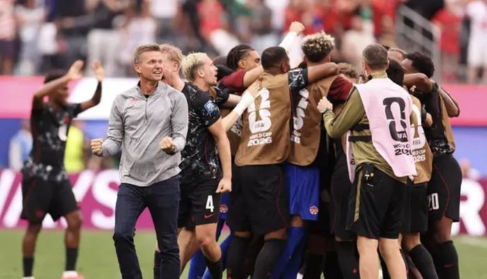  HLV Jesse Marsch (trái) hết lời ca ngợi các học trò. ẢNH: AFP 