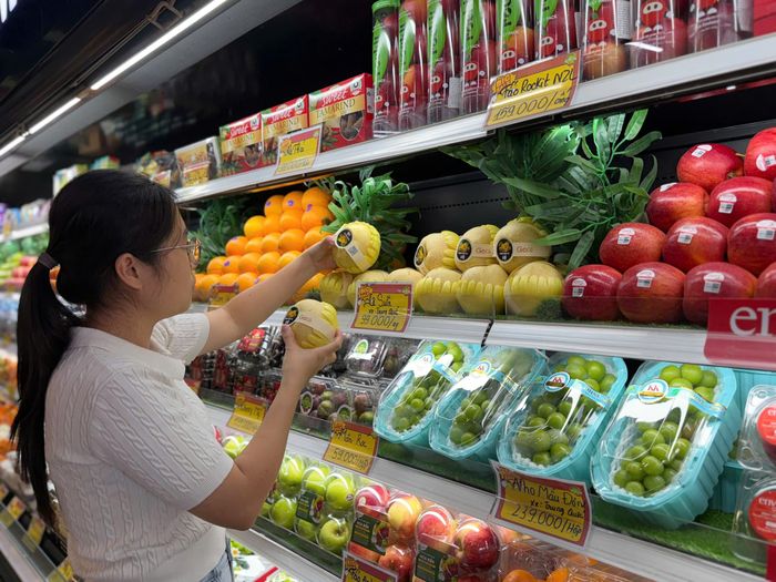  Trái cây nhập ngoại về chợ, siêu thị và các chuỗi cửa hàng nhập khẩu ngày càng phong phú chủng loại và giá thành. Ảnh: THU HÀ 