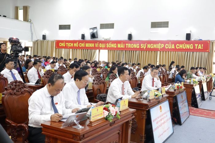  Đại biểu tham dự kỳ họp. Ảnh: NHẪN NAM 