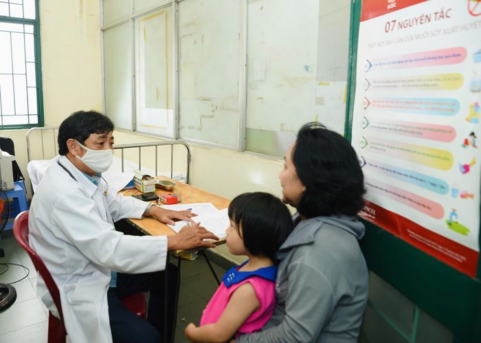  Sau khi được cấp giấy khai sinh, các em được khám sức khỏe tại Trạm Y tế phường. Ảnh: TRẦN LINH 