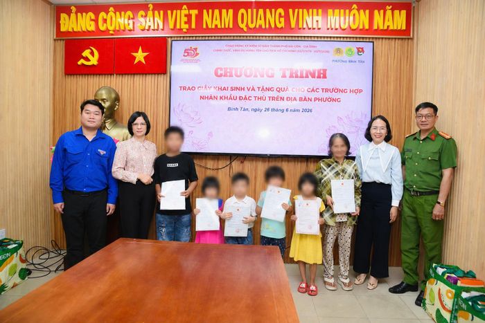  Đại diện UBND phường Bình Tân, TP.HCM trao giấy khai sinh cho một số trường hợp là nhân khẩu đặc thù. Ảnh: TRẦN LINH 