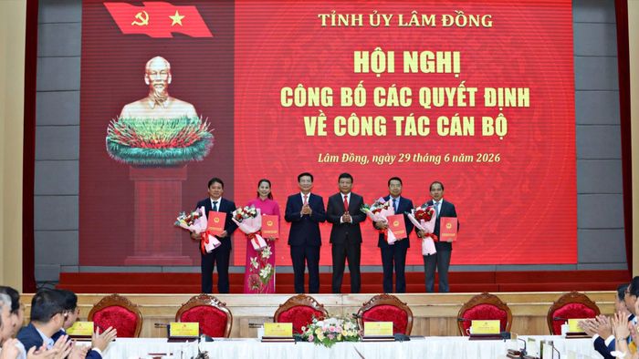  Ông Tôn Thiện San, Giám đốc Sở Tài chính (thứ 2 từ phải qua) được điều động và bổ nhiệm giữ chức Giám đốc Sở Văn hóa, Thể thao và Du lịch. Ảnh: VÕ TÙNG 