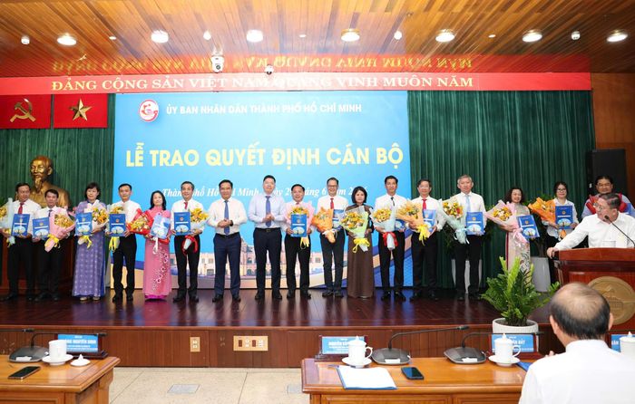  Lãnh đạo UBND TPHCM trao quyết định điều động các cán bộ đến nhận công tác tại Thành ủy, Văn phòng Thành ủy TP.HCM. Ảnh: HÀ THƯ 