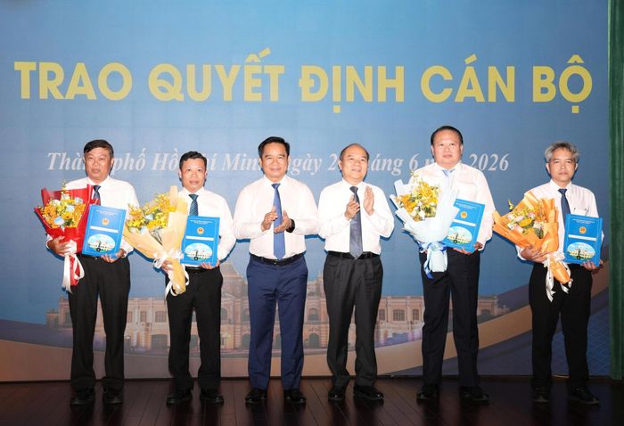  Lãnh đạo UBND TP.HCM trao quyết định điều động cán bộ đến công tác tại các phường. Ảnh: HÀ THƯ 