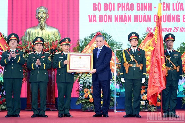  Tổng Bí thư, Chủ tịch nước Tô Lâm trao Huân chương Bảo vệ Tổ quốc hạng Nhất tặng Bộ Tư lệnh Pháo binh-Tên lửa. Ảnh: NHÂN DÂN 
