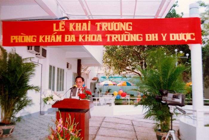  GS.TS.BS Nguyễn Đình Hối phát biểu tại Lễ khai trương Phòng khám Đa khoa Trường Đại học Y Dược TP.HCM. Ảnh: BVCC 