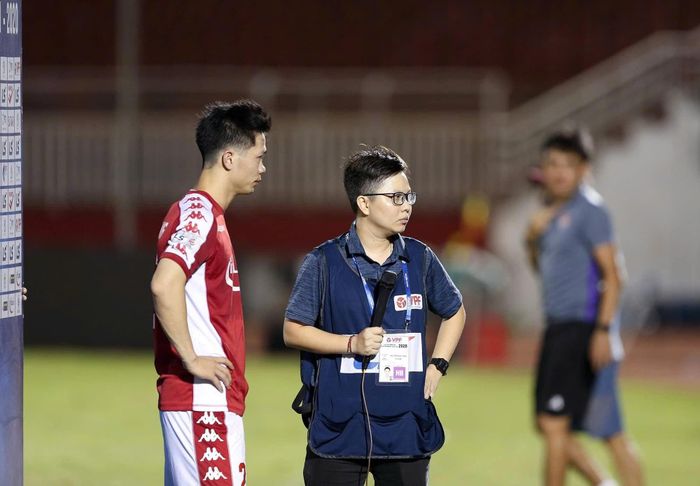 ... và lăn lộn cả trên sân cỏ với tiền đạo Công Phượng trong vai trò phóng viên thể thao. 