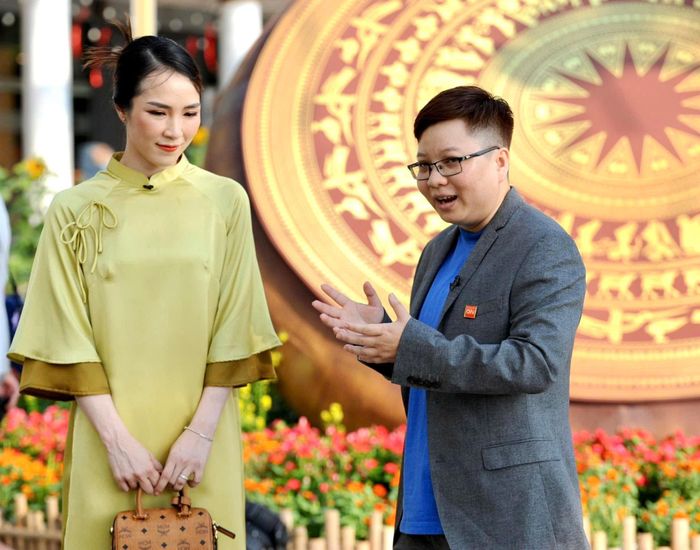  Ngộ nghĩnh người dẫn chương trình truyền hình Trân Trần với vận động viên cầu lông Vũ Thị Trang... 