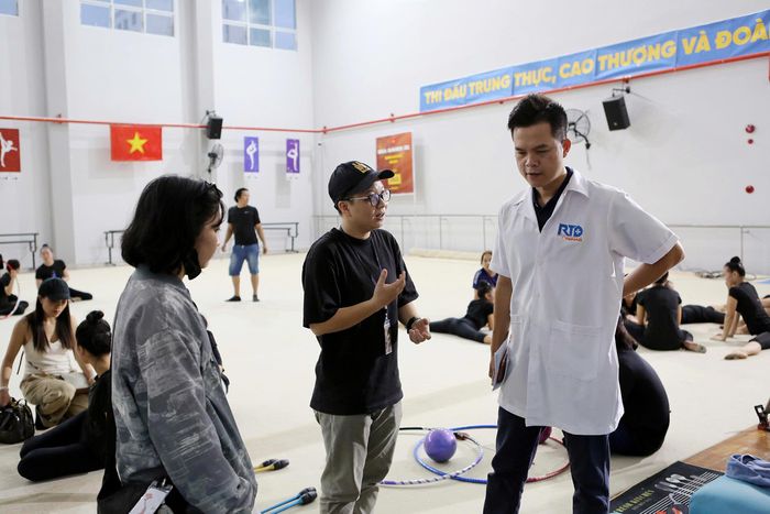 Trân Trần không bao giờ quên trong quá trình thực hiện phim cũng gặp không ít khó khăn về việc tìm kiếm bối cảnh, công tác tập luyện của diễn viên, và vận hành ê-kip đoàn phim đông người là những thử thách lớn. Rất may với sự động viên của thầy cô, sự hỗ trợ nhiệt tình của các anh em, bạn bè,... đã giúp cô gái trẻ hoàn thành bộ phim. Như bác sĩ Trần Huy Thọ của tuyển Việt Nam vừa đóng một vai... bác sĩ, lại vừa cùng RTD Rehab hỗ trợ y tế cho đoàn làm phim. 