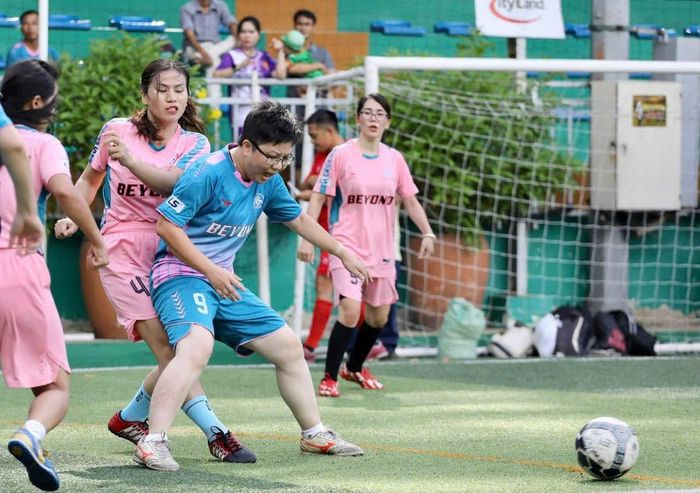  Khoảnh khắc thư giãn độc đáo của "cô nàng ngổ ngáo" Trân Trần ở giải bóng đá Hội nhà báo TP.HCM trong màu áo của nhà vô địch Báo Pháp Luật TP.HCM. 
