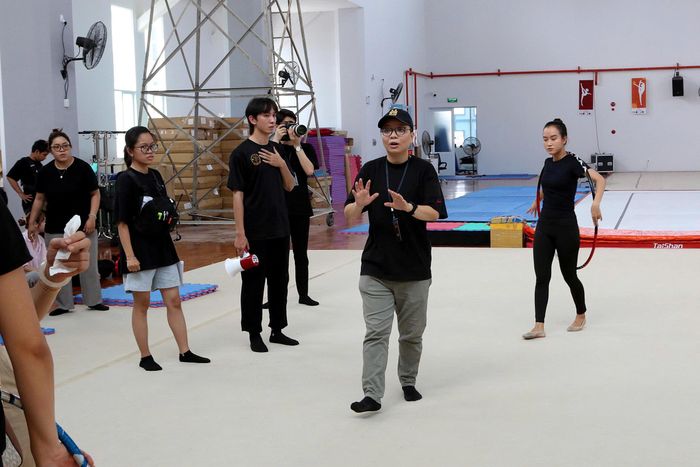 Trân Trần chỉ đạo diễn xuất cho các diễn viên trẻ trong "Người bình thường". 
