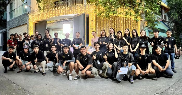  Nữ phóng viên thể thao Trân Trần nhớ về không khí của bộ phim không chỉ là không gian nhà tập hay sàn đấu cơ học, mà là một không gian điện ảnh đặc quánh áp lực, nơi nhịp điệu của những bước nhảy thể dục nghệ thuật phải đối lực với nhịp đếm ngược của thời gian và tuổi tác. Những cú máy cận, sự chuyển dịch của ánh sáng và việc sắp đặt bối cảnh sẽ giúp cụ thể hóa thế giới nội tâm phức tạp, những tổn thương vô hình của nhân vật 