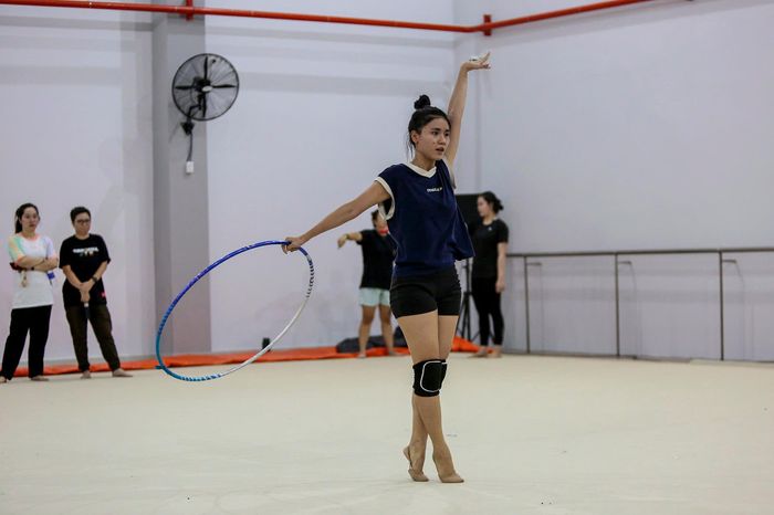  Đặc biệt, đối với các vận động viên nữ ở giai đoạn cận kề tuổi 30 - thời kỳ bên kia sườn dốc của sự nghiệp, những rào cản về thể chất và trách nhiệm giới tạo nên một trạng thái giằng xé nội tâm mạnh mẽ. 