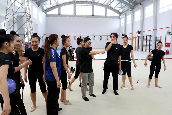  Phim ngắn “Người bình thường” của đạo diễn Trân Trần là câu chuyện diễn ra vào năm 2028-2029 khi chuẩn bị cho SEA Games 35 tại Singapore 2029. Trong phim có ba bối cảnh chính là nhà tập luyện, nhà thi đấu và nhà của nhân vật chính Tường Yên. 