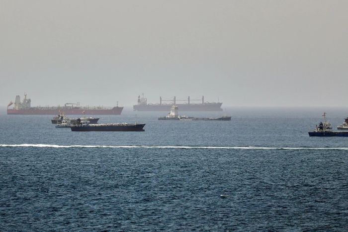  Tàu thuyền tại Vịnh Oman, gần eo biển Hormuz ngày 16-6. Ảnh: BLOOMBERG 