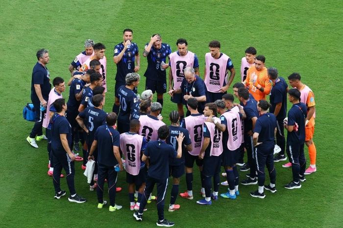  Nội bộ Uruguay căng thẳng khi Bielsa cho rằng các trụ cột không ủng hộ ông trong giai đoạn khó khăn. 