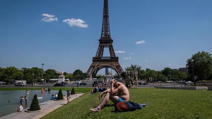  Bên cạnh mở rộng không gian xanh, Paris cũng phát triển các khu vực làm mát công cộng để giúp người dân ứng phó với những đợt nắng nóng kéo dài. Ảnh: NBC News. 