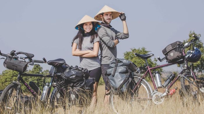 Năm 2020, Thibault Clemenceau và Trần Nguyễn Khánh Nguyên đạp xe 16.000 km từ Pháp về Việt Nam để gây quỹ cho trẻ em nghèo ở quận 12 (cũ) của TP.HCM. Ảnh: Nón Lá Project. 