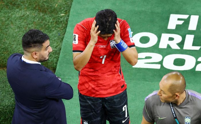  Son Heung-min ôm mặt thất vọng khi đội tuyển Hàn Quốc để thua Nam Phi. 