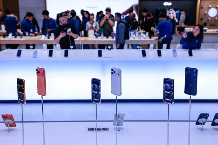  Apple cũng có thể sớm tăng giá iPhone. Ảnh: Bloomberg. 