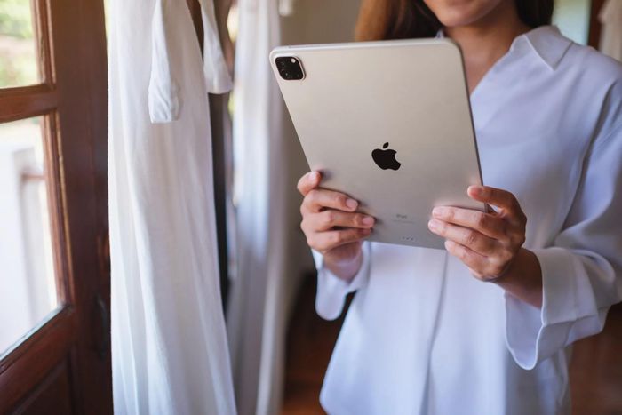  Những thiết bị vừa tăng giá của Apple gồm máy tính Mac, iPad, Vision Pro và nhà thông minh. Ảnh: Shutterstock. 