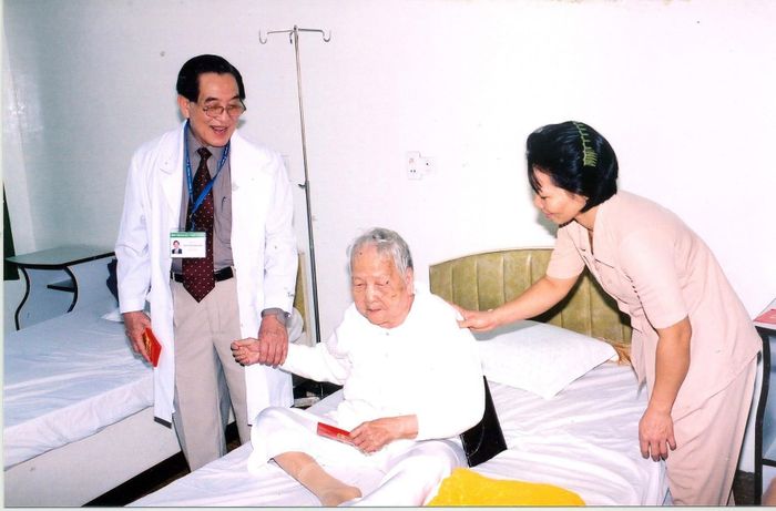  GS.TS.BS Nguyễn Đình Hối thăm bệnh. Ảnh: ĐH Y Dược TP.HCM. 