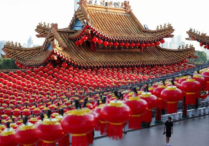  Một du khách đi bộ dưới những chiếc đèn lồng trang trí dịp Tết Nguyên đán tại chùa Thean Hou ở Kuala Lumpur, Malaysia, vào tháng 2. Ảnh: Reuters. 