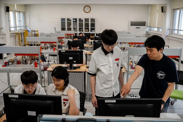  Các học sinh tham gia một lớp học đào tạo tại trường nghề Chungbuk. Ảnh: Tina Hsu/NY Times. 