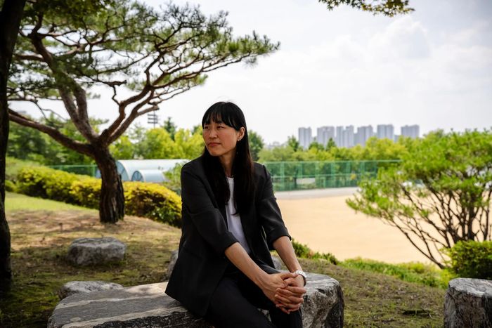  Kang Soo Jin, một giáo viên tại trường, cho biết Samsung chỉ xem xét những học sinh nằm trong top 1/3 lớp, trong khi SK Hynix chỉ xem xét top 25% toàn trường. Ảnh: Tina Hsu/NY Times. 
